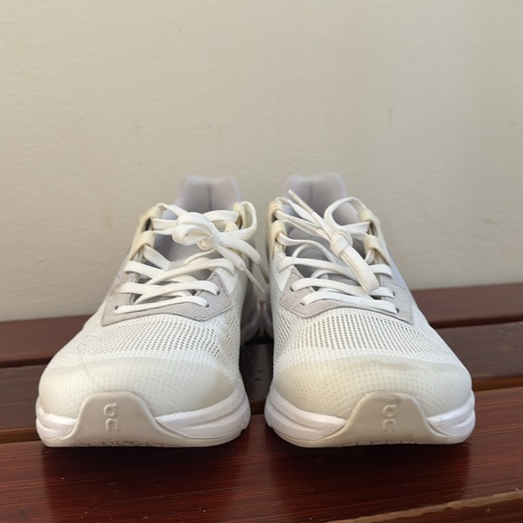 On Running barely worn shoe - Picture 2 of 5